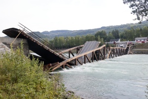 У Норвегії обвалився 150-метровий міст через річку