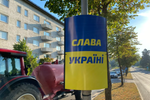 У фінському місті на кордоні з росією розвісили плакати з написом «Слава Україні»