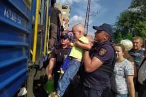 Спасатели за сутки эвакуировали 53 человека из зоны боевых действий на Донетчине