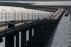 После взрывов в Крыму захватчики установили КПП перед въездом на Керченский мост