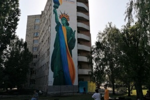 Переселенець створив у Кропивницькому 27-метровий мурал до Дня Незалежності