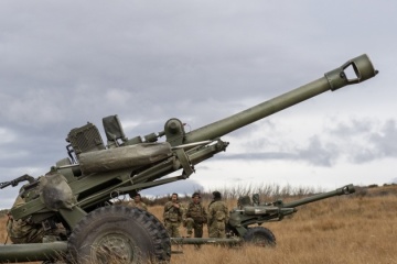 Saluschnyj zeigt, wie Streitkräfte der Ukraine russisches Geschütz mit britischen Kanonen zerstören