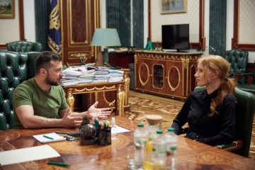 Zelensky meets with American actress Jessica Chastain