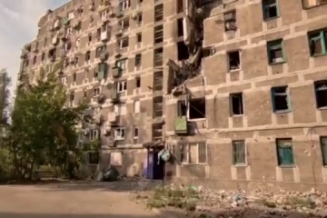 マリウポリ市長顧問、破壊された同市の住居の動画を紹介