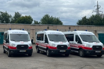 Médicos del este y el sur de Ucrania reciben tres ambulancias de Kazajistán