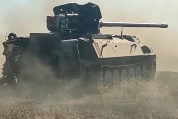 Ukrainische Soldaten bauen Artilleriesystem aus erbeuteten Waffen zusammen - Generalstab