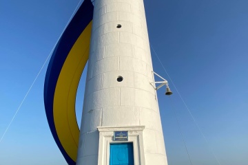 Bandera de Ucrania de 18 metros desplegada en el faro de Vorontsov en Odesa