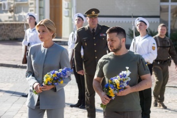 Le président Zelensky et son épouse ont honoré la mémoire des militaires ukrainiens morts au combat 
