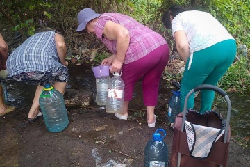 Mariupol still partially without water supply - people collect water from puddles