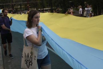 430-meter Ukrainian flag unfolded to connect two banks of Dnieper in Kyiv