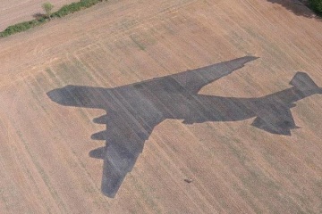 Escultor ucraniano crea una sombra de 80 metros del avión Mriya en un campo de trigo en Dinamarca