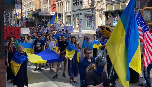 Українці Нью-Йорка провели марш проти злочинів росії в Україні