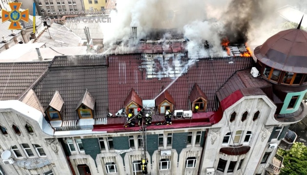 В центре Одессы горела крыша 6-этажного старинного дома