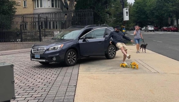 Співробітник посольства рф у Вашингтоні потоптав соняшники двох маленьких дівчат