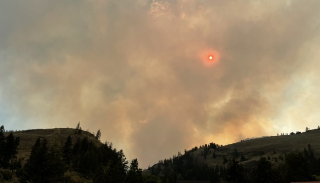 На западе Канады проводят масштабную эвакуацию из-за лесного пожара