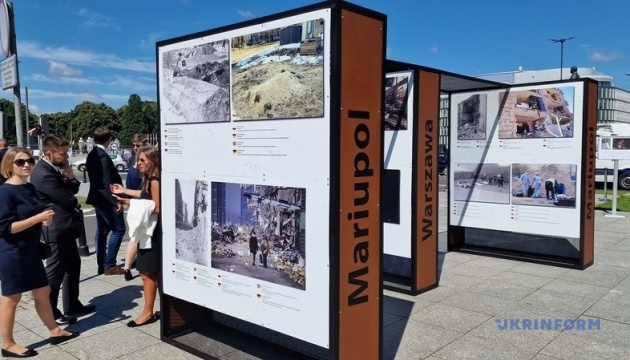 Zbrodnie nazistów w czasie II wojny światowej i rosjan na Ukrainie - w Warszawie otwarto wystawę fotograficzną