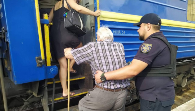Укрзализныця в понедельник вывезла из Донетчины около 140 человек