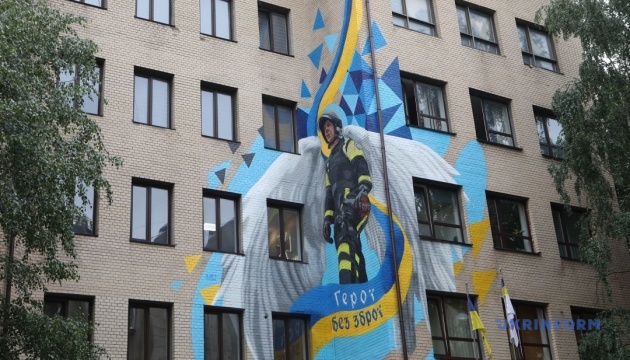 У Києві презентували мурал про рятувальників «Герої без зброї»
