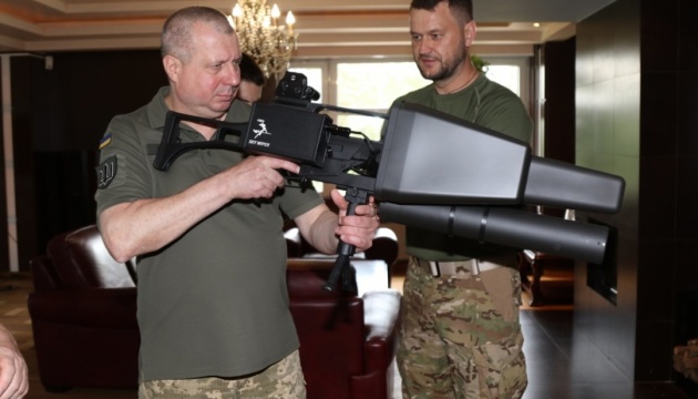Литовські волонтери передали ЗСУ сучасне обладнання для протидії безпілотникам