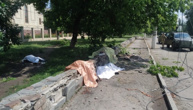ロシア軍、ウクライナ東部トレツィクのバス停を砲撃　住民８名死亡