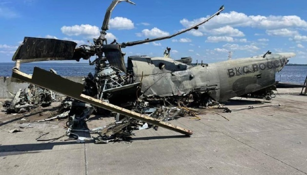 На Київщині з річок витягли два вертольоти та 11 бойових машин ворога