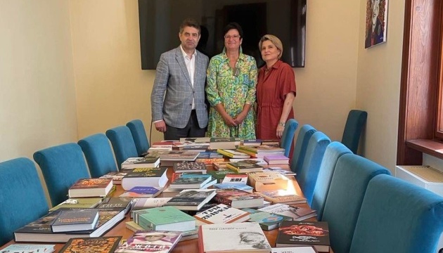 Міська бібліотека Праги отримала книжки з колекції посла України у Чехії та його дружини