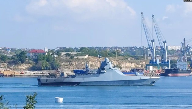 У Севастопольську бухту зайшов російський військовий корабель з обпаленим бортом