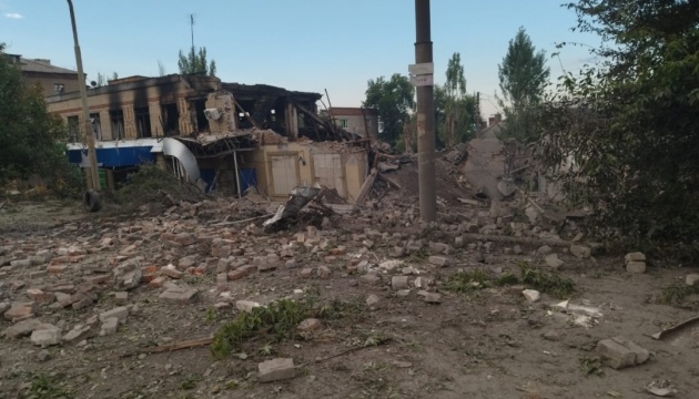 росіяни вночі знову обстріляли Торецьк, пошкоджений супермаркет у центрі міста