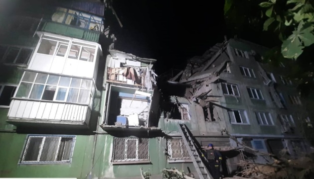 россияне с С-300 обстреляли Константиновку, из разрушенной пятиэтажки спасли людей