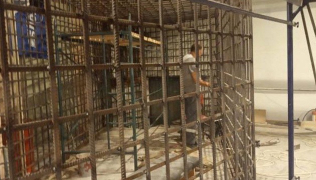 Готовят клетки: россияне планируют показательный «суд» над военнопленными в Мариуполе