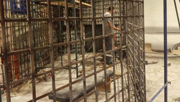 Russian occupiers prepare cages to stage ‘show trial’ of POWs in Mariupol