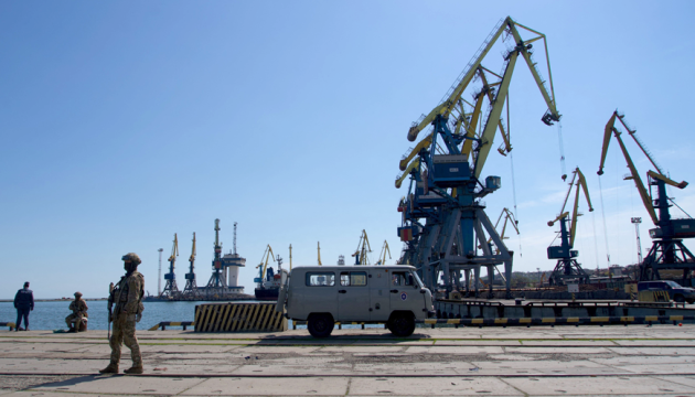 Росіяни поглиблюють дно в порту Маріуполя для вивезення награбованого з України - речник ВМС