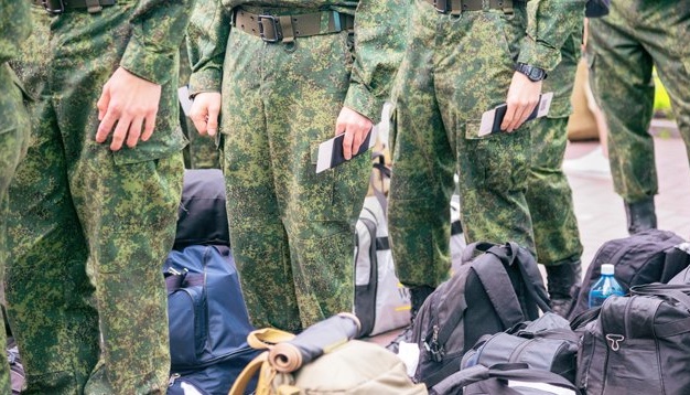Примусова мобілізація на Луганщині: росіяни «полюють» на чоловіків біля дитсадочків