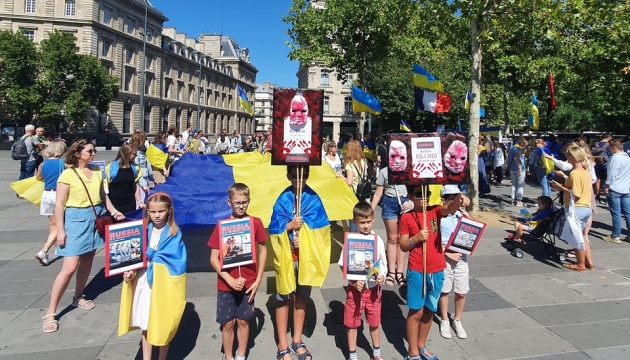 «россия — государство-террорист»: многолюдная акция в поддержку Украины в Париже