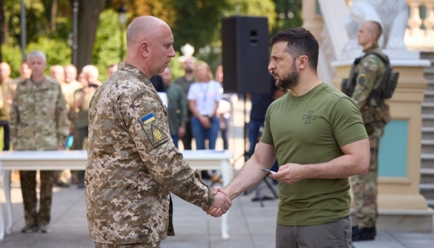 Zelensky presents awards to military personnel on Ukrainian Air Force Day