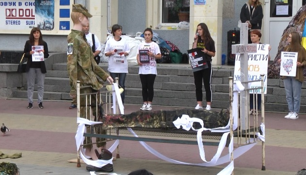 В Хмельницком прошла акция в поддержку военнопленных с «Азовстали»