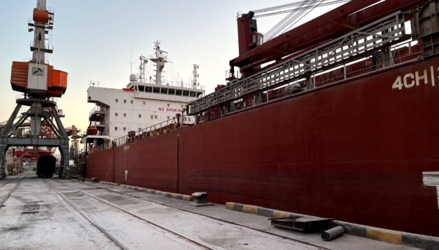 ウクライナ南部ピウデンニー港から穀物を載せた船がイタリアへ向け出港