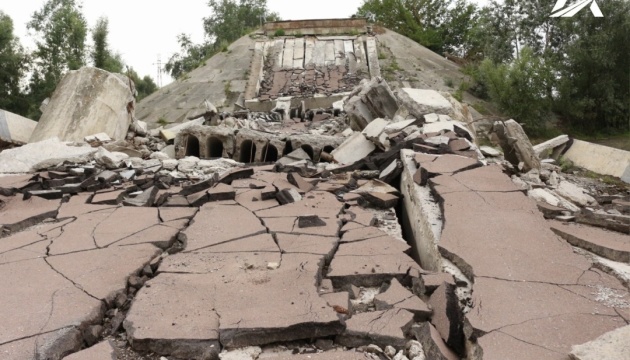 На Чернігівщині почали розбирати завали мосту через Десну, уламки використають як будматеріал