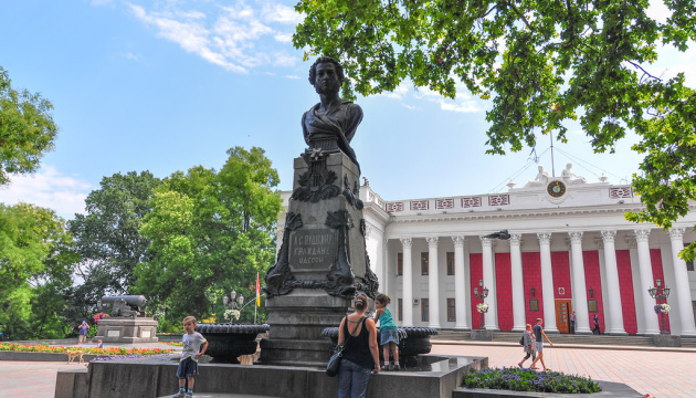 В Одесі вимагають демонтувати пам'ятники Пушкіну, Толстому та Горькому