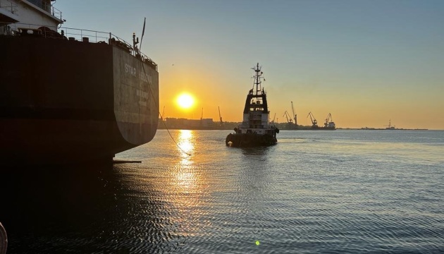 ウクライナ南部チョルノモルシク港から穀物積載の貨物船出港