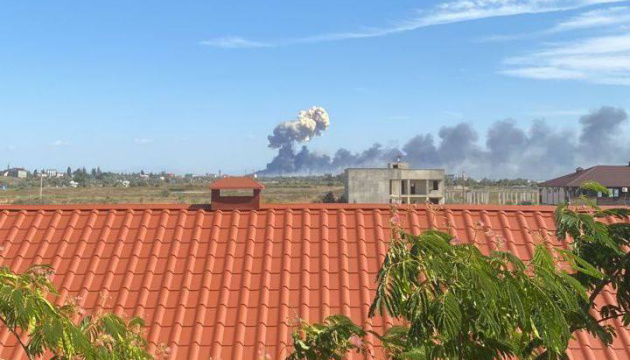 Вибухи на військовому аеродромі у Криму: пошкоджені понад 60 багатоповерхівок – ЗМІ