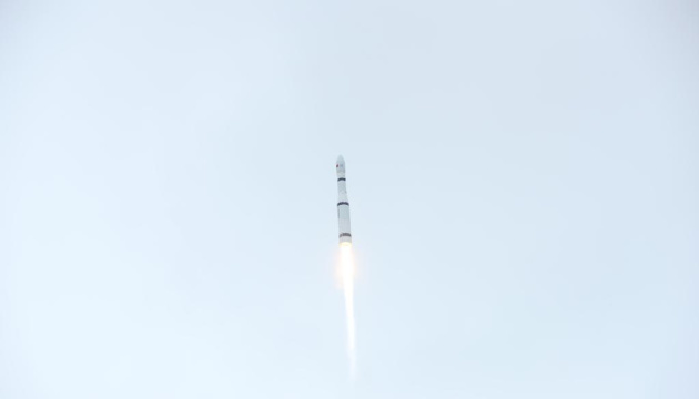 Китай запустил в космос 16 новых спутников