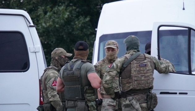 Захватчики провели обыски у семи крымских татар, троих похитили