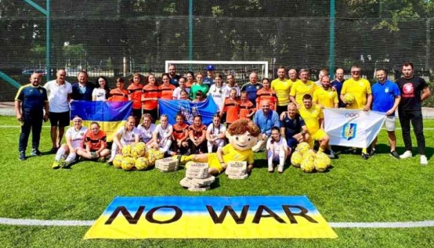 Прошел благотворительный матч женской сборной Днепропетровщины и ветеранов футбола