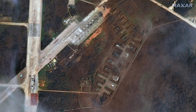 Maxar опублікувала нові супутникові знімки авіабази рф у Криму після вибухів