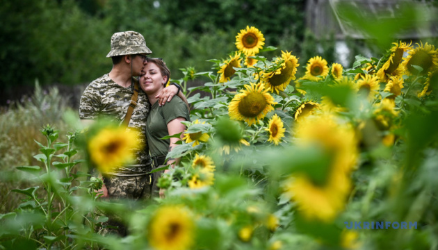 Танки во Львове, огненная ПВО и самые молодые супруги-защитники