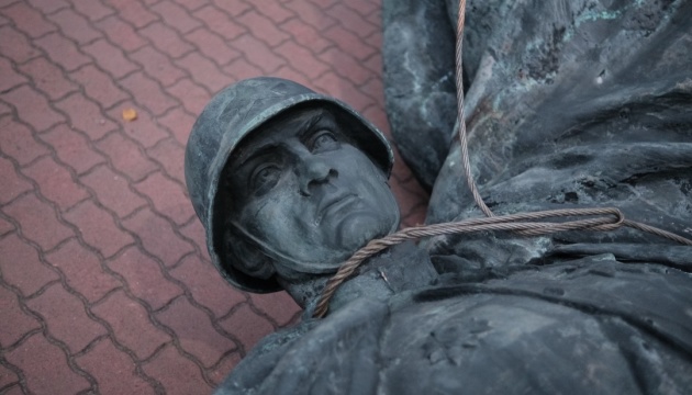 У Чернівцях демонтували пам'ятник радянському солдату