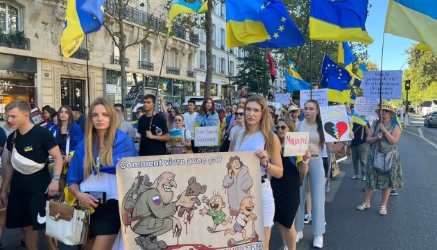 パリでウクライナ応援行進開催