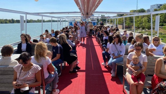 Украинские дети в Австрии прокатились по Дунаю, а во Франции посетили Версаль – Зеленская