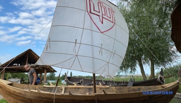 На озеро у Рівному спустили прототип давнього скандинавського вітрильника